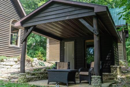 Cozy 2 Bedroom Cabin Nestled In Wooded Hideaway モントレー エクステリア 写真