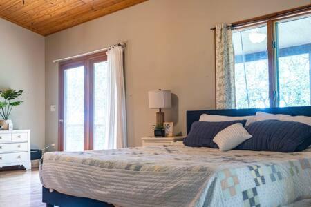Cozy 2 Bedroom Cabin Nestled In Wooded Hideaway モントレー エクステリア 写真