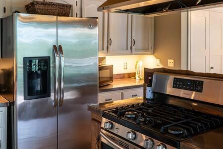 Cozy 2 Bedroom Cabin Nestled In Wooded Hideaway モントレー エクステリア 写真