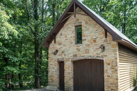 Cozy 2 Bedroom Cabin Nestled In Wooded Hideaway モントレー エクステリア 写真