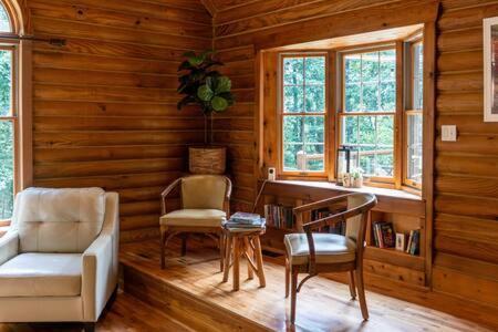 Cozy 2 Bedroom Cabin Nestled In Wooded Hideaway モントレー エクステリア 写真
