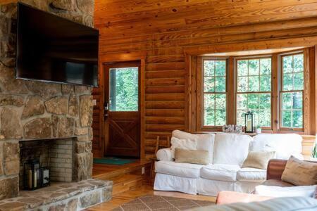 Cozy 2 Bedroom Cabin Nestled In Wooded Hideaway モントレー エクステリア 写真