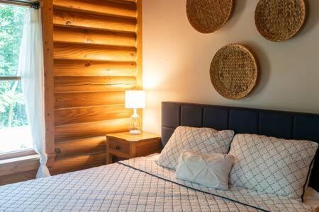 Cozy 2 Bedroom Cabin Nestled In Wooded Hideaway モントレー エクステリア 写真