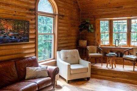 Cozy 2 Bedroom Cabin Nestled In Wooded Hideaway モントレー エクステリア 写真