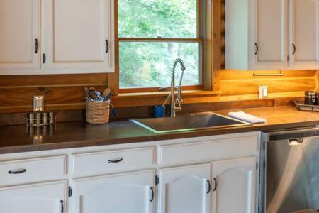 Cozy 2 Bedroom Cabin Nestled In Wooded Hideaway モントレー エクステリア 写真