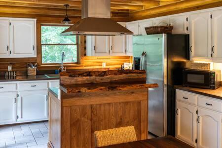 Cozy 2 Bedroom Cabin Nestled In Wooded Hideaway モントレー エクステリア 写真
