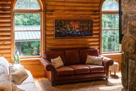 Cozy 2 Bedroom Cabin Nestled In Wooded Hideaway モントレー エクステリア 写真
