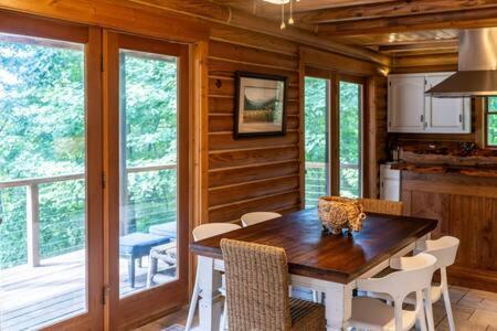 Cozy 2 Bedroom Cabin Nestled In Wooded Hideaway モントレー エクステリア 写真