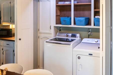 Cozy 2 Bedroom Cabin Nestled In Wooded Hideaway モントレー エクステリア 写真