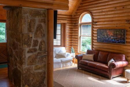 Cozy 2 Bedroom Cabin Nestled In Wooded Hideaway モントレー エクステリア 写真