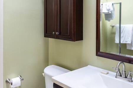 Cozy 2 Bedroom Cabin Nestled In Wooded Hideaway モントレー エクステリア 写真