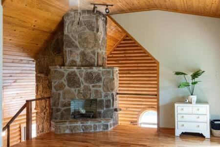 Cozy 2 Bedroom Cabin Nestled In Wooded Hideaway モントレー エクステリア 写真