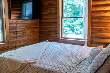 Cozy 2 Bedroom Cabin Nestled In Wooded Hideaway モントレー エクステリア 写真