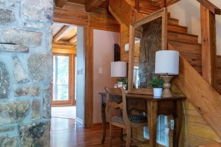 Cozy 2 Bedroom Cabin Nestled In Wooded Hideaway モントレー エクステリア 写真