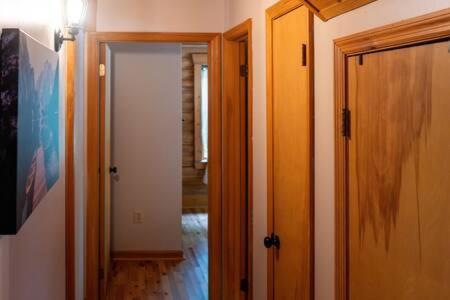 Cozy 2 Bedroom Cabin Nestled In Wooded Hideaway モントレー エクステリア 写真
