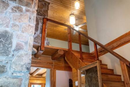 Cozy 2 Bedroom Cabin Nestled In Wooded Hideaway モントレー エクステリア 写真
