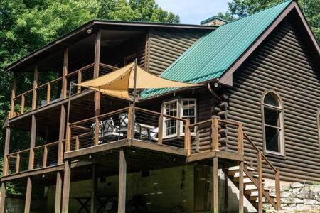 Cozy 2 Bedroom Cabin Nestled In Wooded Hideaway モントレー エクステリア 写真