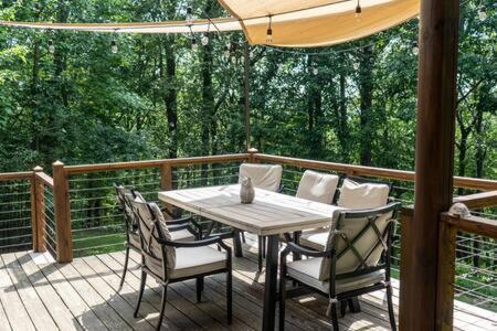 Cozy 2 Bedroom Cabin Nestled In Wooded Hideaway モントレー エクステリア 写真